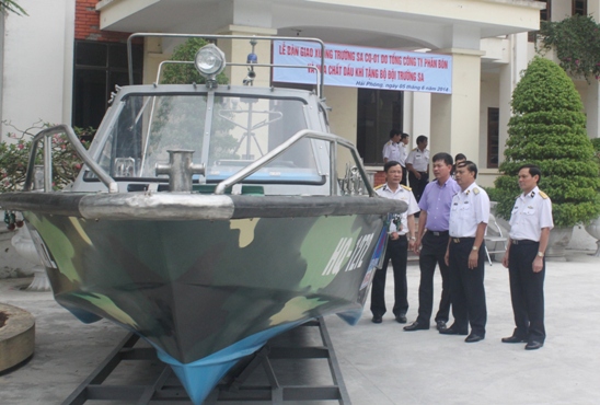 DPM tặng xuồng Trường Sa CQ-01 cho Bộ Tư lệnh Hải quân